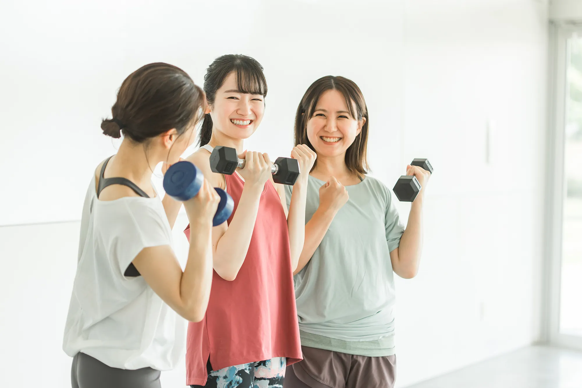 3人の女性が笑顔でトレーニングをしている画像