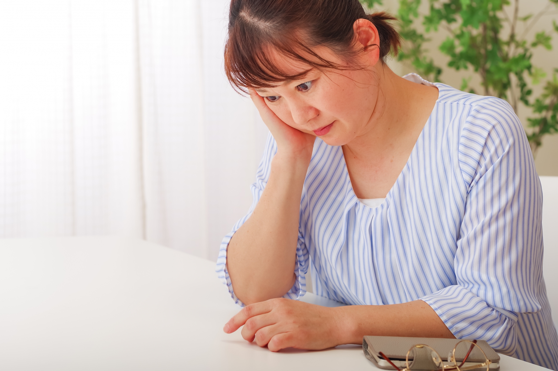 悩んでいる女性